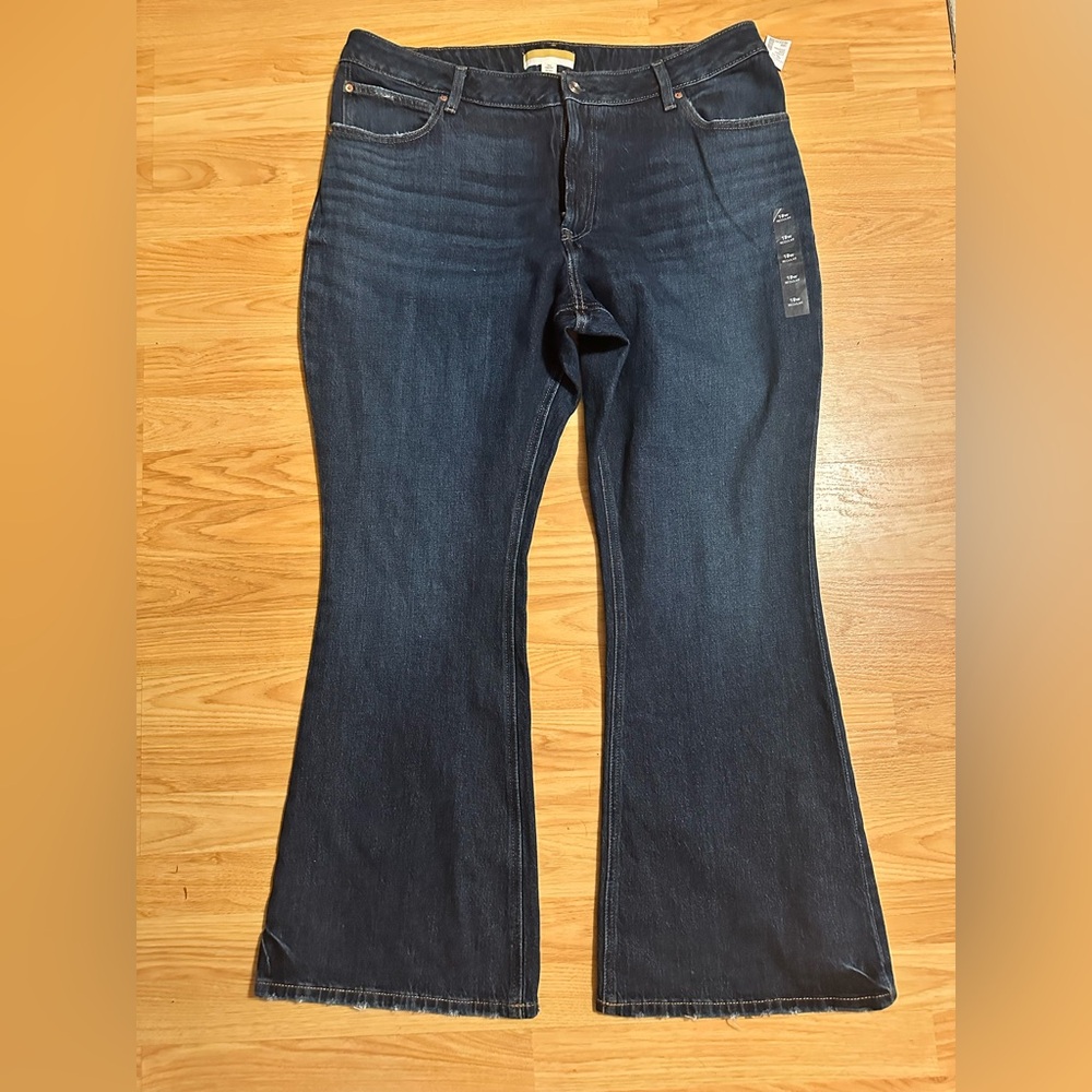 NWT!!!Maurices Vintage Inspired Fit. 90s Flare. GoldieBlues. Curvy fit high rise
